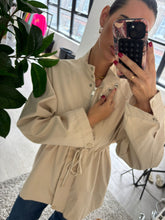 Load image into Gallery viewer, Beige zip up rain Mac luxe
