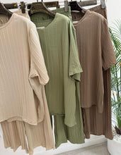 Load image into Gallery viewer, Pleated oversized co ord
